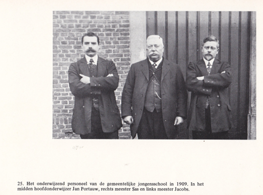 Het onderwijzend personeel van de gemeentelijke jongensschool met onder andere Joseph Sas.