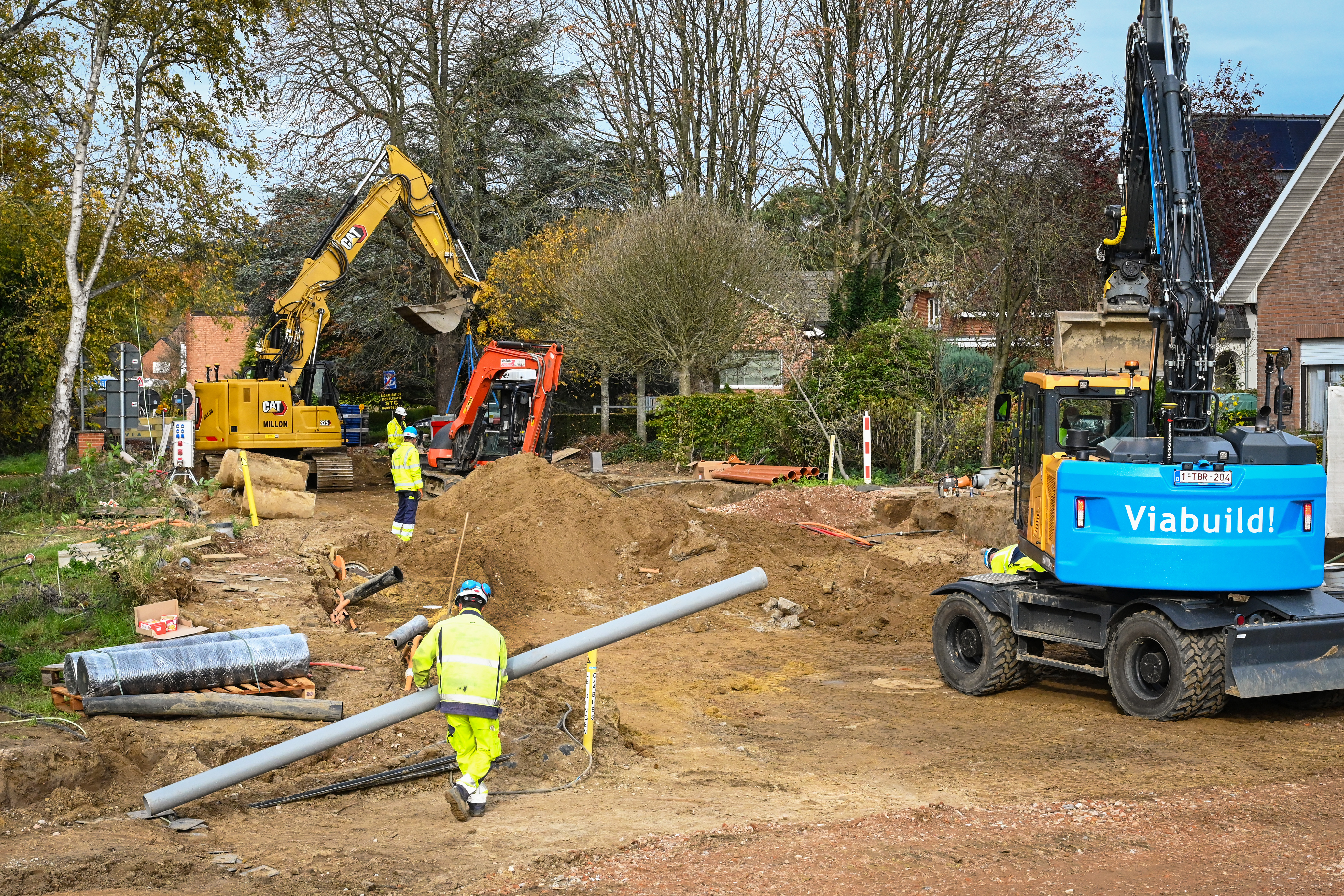 De aannemer werkt aan de opbouw van het nieuwe kruispunt Winkelveldbaan, Langestraat en Bessenlaan.
