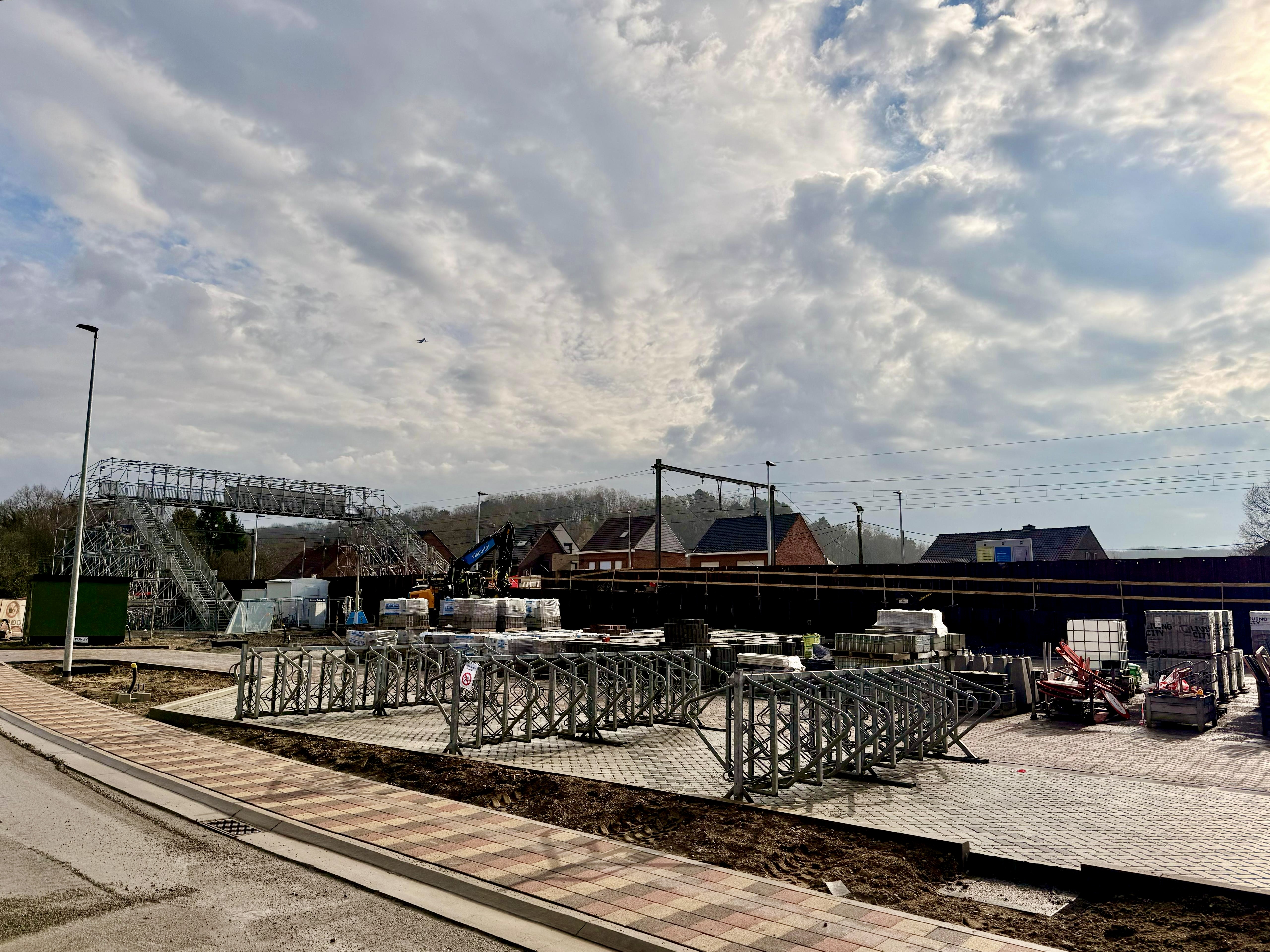 Tijdelijke fietsenstalling langs de Bessenlaan.