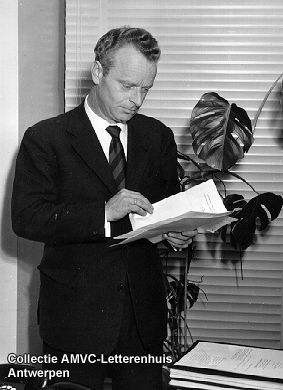Bert Leysen met een boek in de hand.