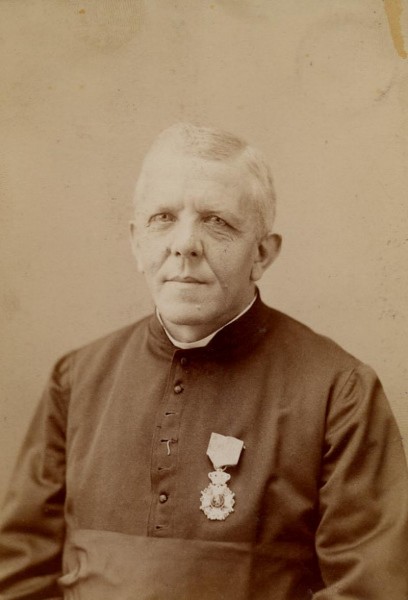Een portret van Jan Bols door fotograaf E. Frabonius.