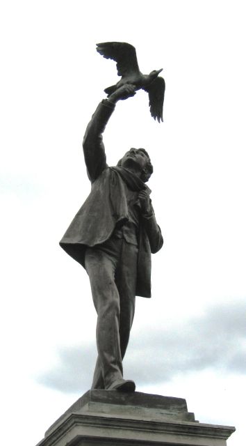 Kunstwerk 'De Blauwvoet' van Albrecht Rodenbach.