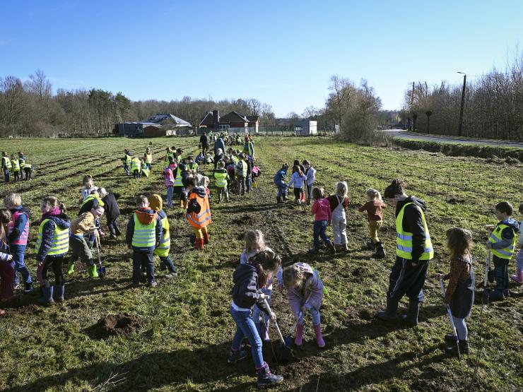 Kinderen planten het nieuwe Wingebos aan.