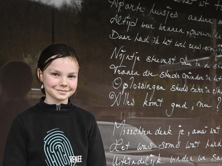 Renee bij haar gedicht van de gedichtenwedstrijd.