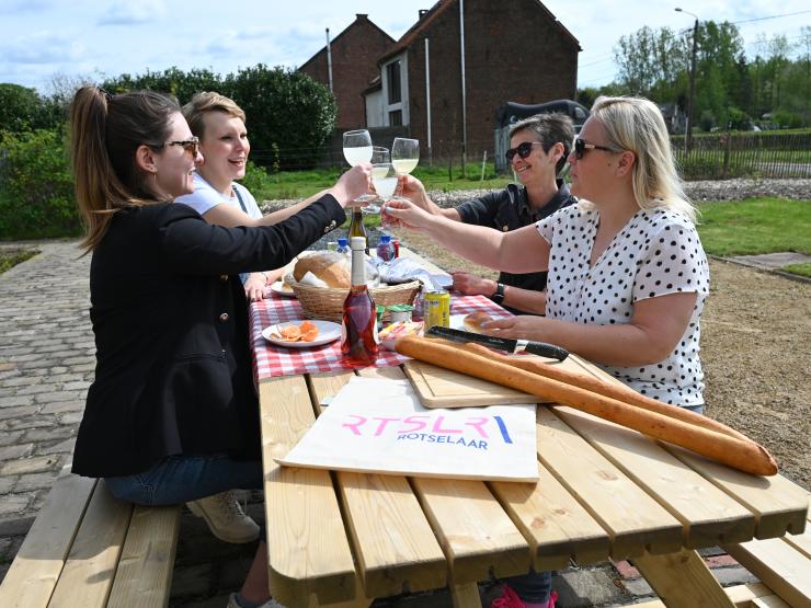 Inwoners klinken een glaasje op een nieuwe picknickbank.