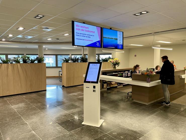 De onthaalbalie en onthaalzuil in het gemeentehuis.