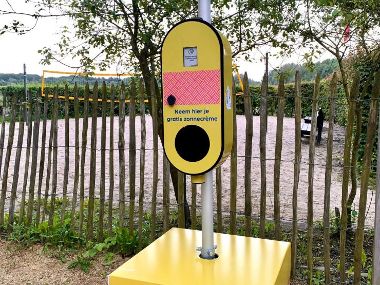 Zonnecrèmedispenser aan zwemzone 'de Plas'.