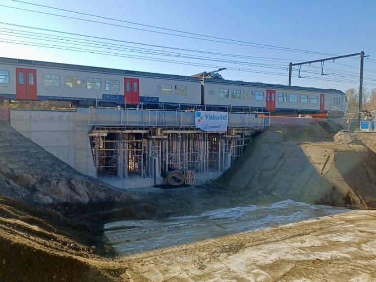 Trein op de nieuwe spoorwegtunnel aan Wezemaal-Station.