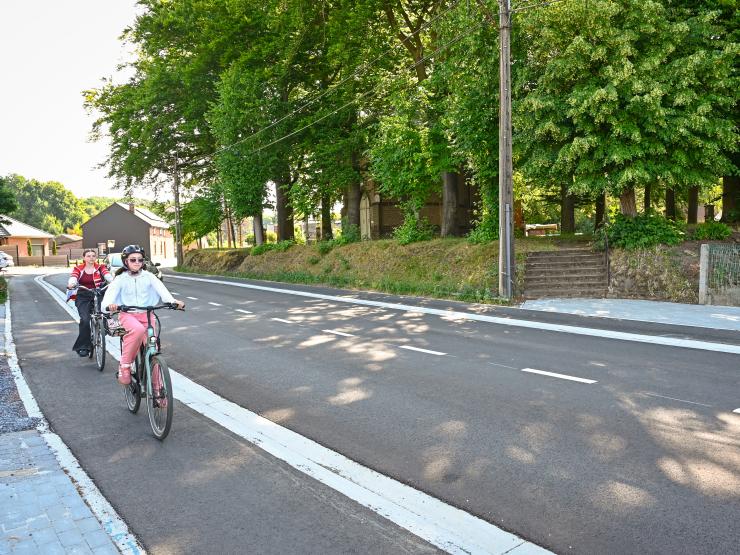 Fietsers aan de kapel op de Steenweg op Wezemaal.