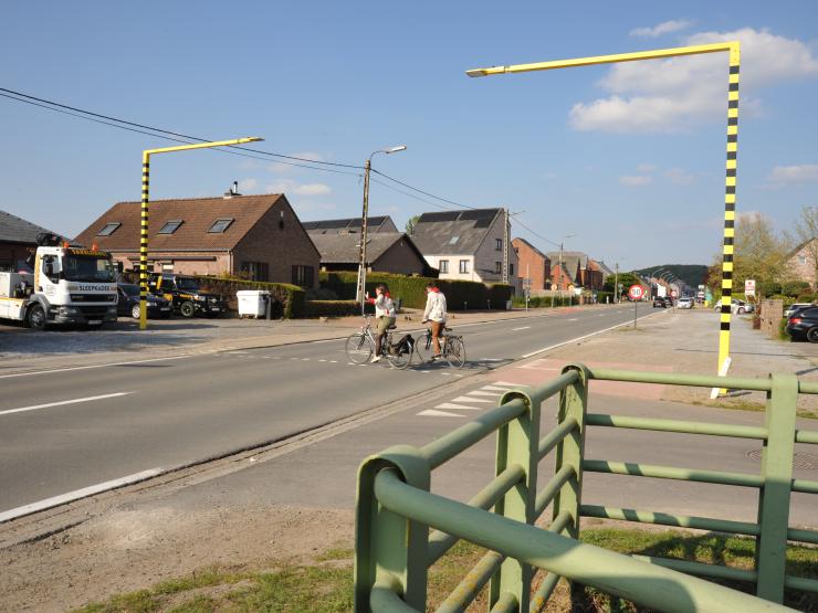 Fietsers steken over aan de Aarschotsesteenweg.