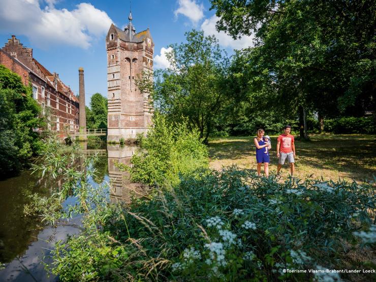 Wandelaars langs de Donjon Ter Heide en natuur.
