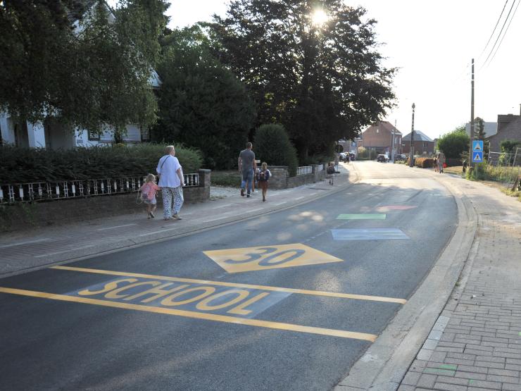Voetgangers langs de Steenweg op Nieuwrode.