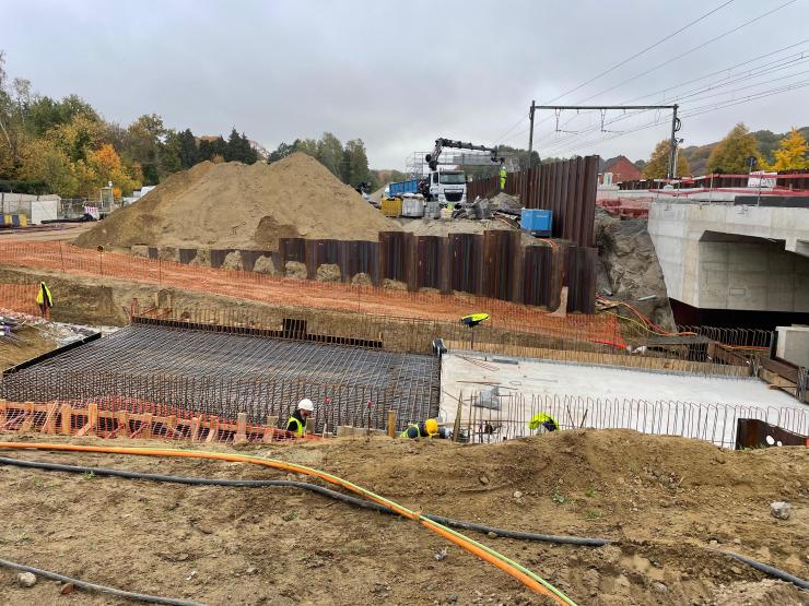 Opbouw toegangshelling voor de stationstunnel aan de kant van Heikant.