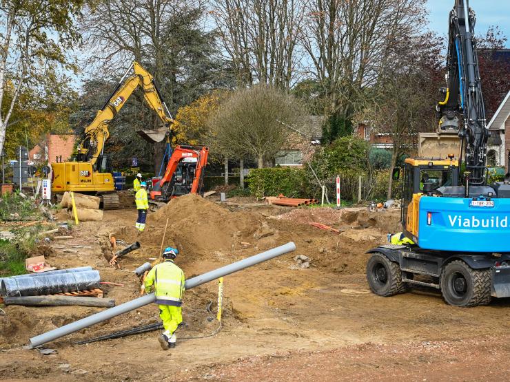 De aannemer werkt aan de opbouw van het nieuwe kruispunt Winkelveldbaan, Langestraat en Bessenlaan.