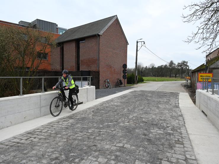 Fietser op de Laakbrug in Werchter.