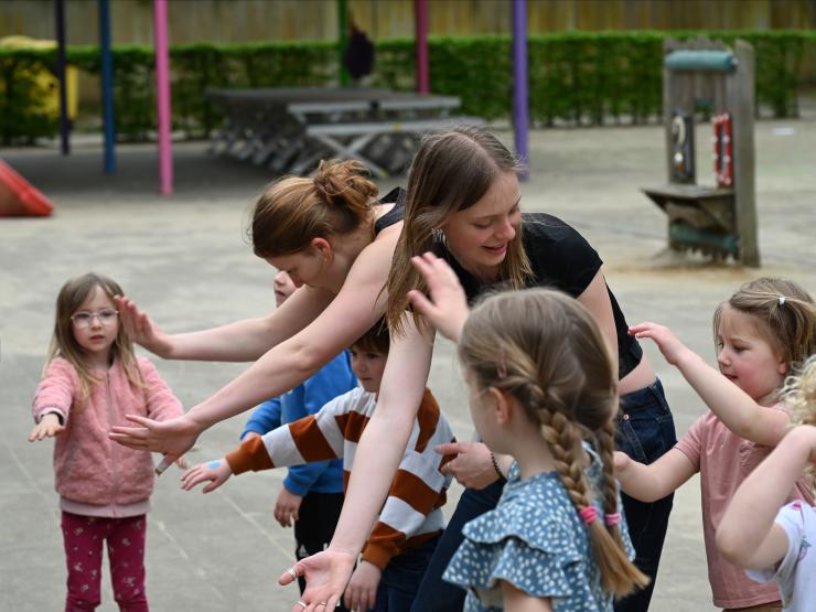 Animatoren en kinderen op speelplein 'de Schavuit'