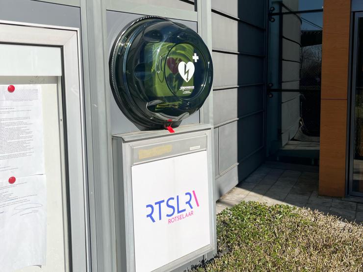 AED-toestel aan de ingang van het gemeentehuis.