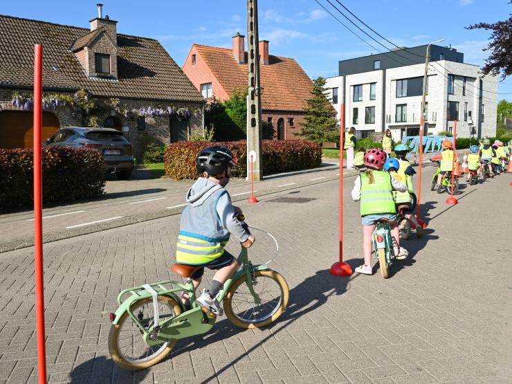 Kinderen met de fiets op een fietsparkour tijdens autoloze schooldag.
