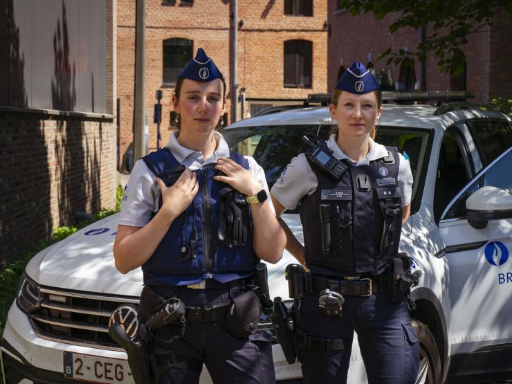 Twee politieagenten voor hun politiewagen aan cultuurhuis 'de Jack-Op' in Werchter.