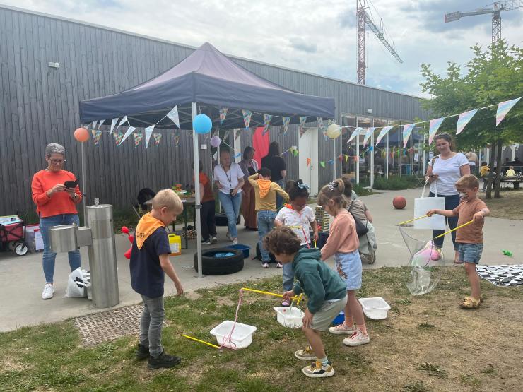 Kinderen die met zeepsop spelen tijdens gezinsfeest 'Kindercarrousel'.