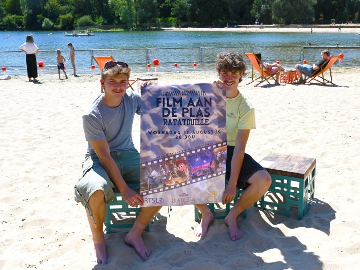Ferre en Flor aan 'de Plas' met de affiche van de filmavond.